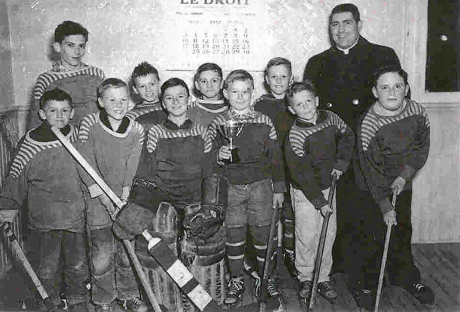 This team, which won the junior championship in 1957, was composed, from left to right in the front row, of Pierre Carrière, Marcel Roy, Gilles Ménard, Michel Nault holding the credit union trophy, Donald Émard and Guy Cardinal. Second row, same order, Edmond Dignard, Gaston Roy, Lucien Bourbonnais, Gilles Émard and Father Laurent Frappier, parish vicar.