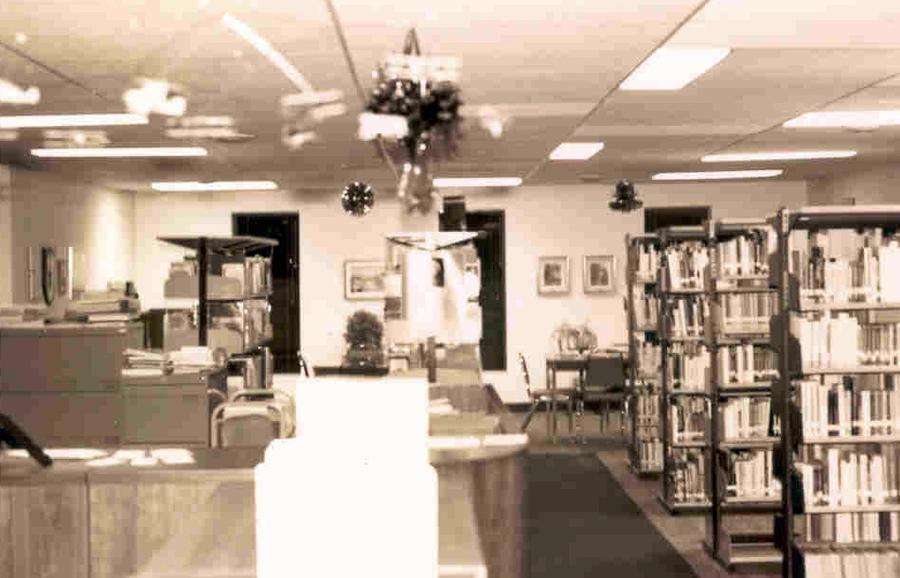 The library was then located upstairs in the professional center located at the corner of Notre-Dame and Saint-Jean-Baptiste streets.