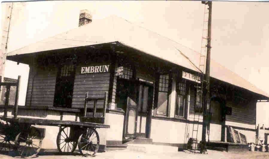 Built in 1897, this station served Embrun until 1957. In 1961 it was moved to 24, rue Bourassa and converted into a private residence.