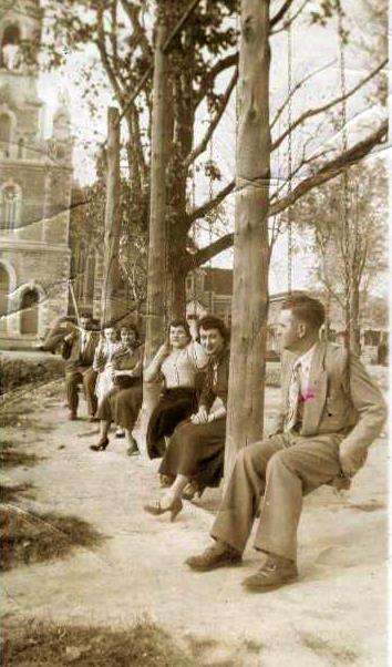 These swings were installed at the west end of Saint John's School, then located opposite the current presbytery. The people in the photo are obviously not students. They could be teachers who taught at this school, which closed as an educational institution in 1952. The building was demolished in 1963.