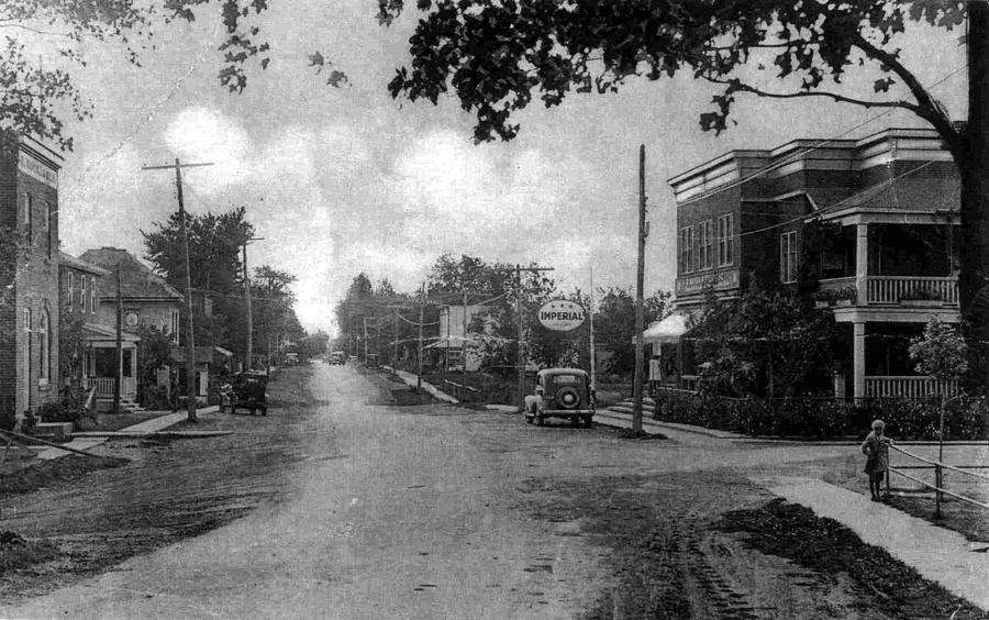 This photo of Notre-Dame Street looking west dates from 1935. On the right we see the Maheu store and on the far left the Royal Bank of Canada established at the corner of Saint-Jacques Rang and Notre-Dame Street from 1912 to 1949.